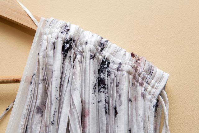 Vestido largo gris muy claro con manchas de Mango