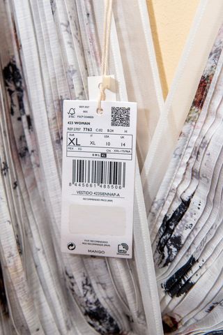 Vestido largo gris muy claro con manchas de Mango