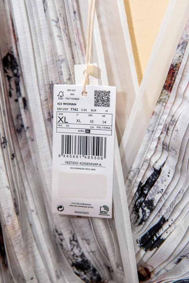 Vestido largo gris muy claro con manchas de Mango