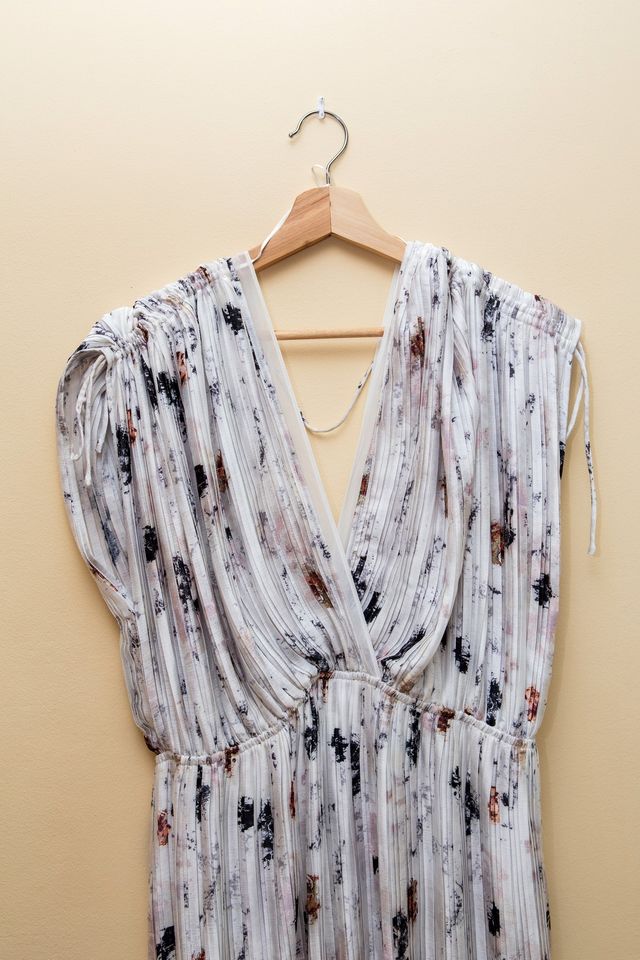 Vestido largo gris muy claro con manchas de Mango