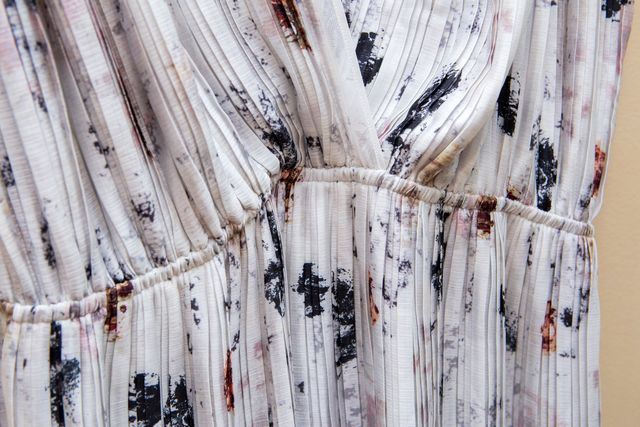 Vestido largo gris muy claro con manchas de Mango