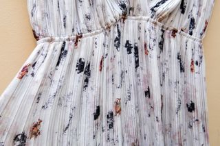 Vestido largo gris muy claro con manchas de Mango