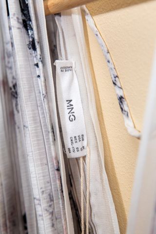 Vestido largo gris muy claro con manchas de Mango