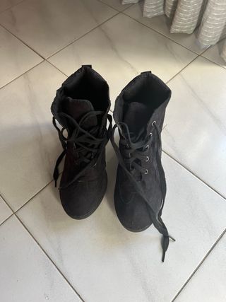 Botines de cuña negros