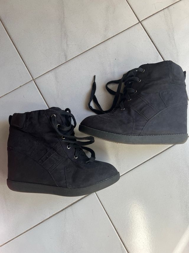 Botines de cuña negros