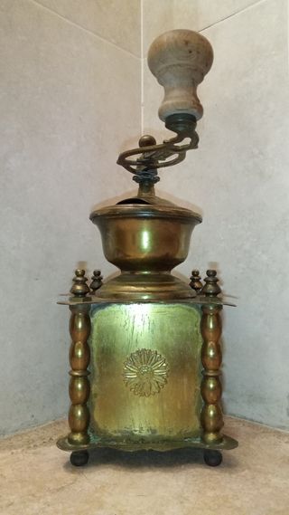Molinillo antiguo de café de latón
