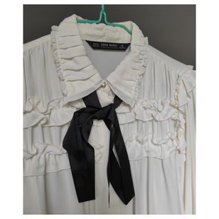 Camisa con lazada de ZARA Basic - XS