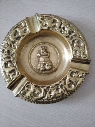 Cenicero de latón con el escudo de castilla