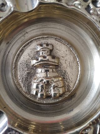 Cenicero de latón con el escudo de castilla