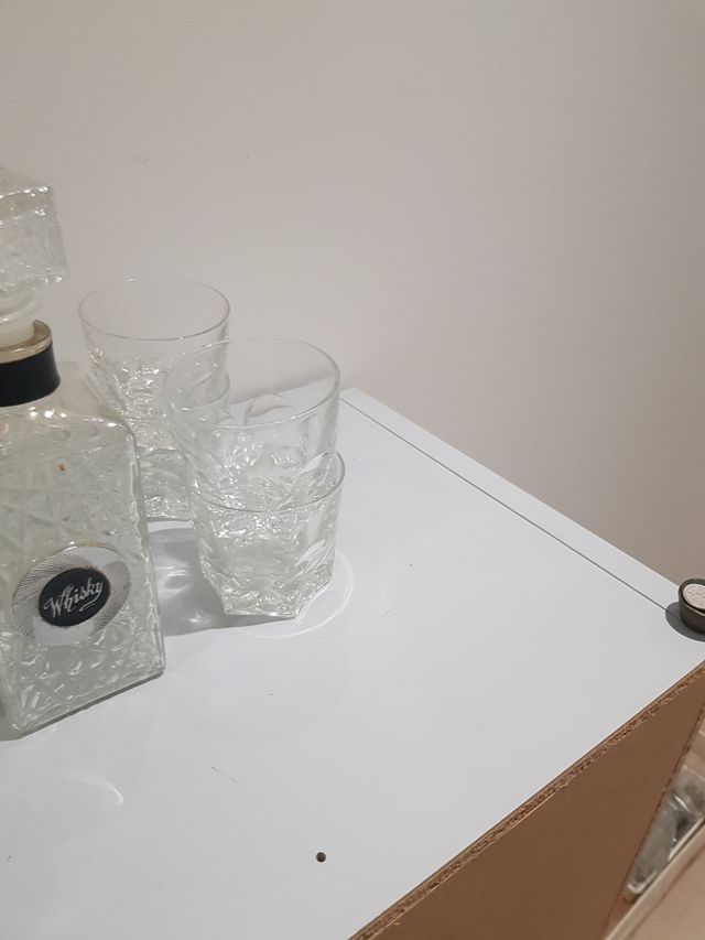 10 vasos whisky y botella. A