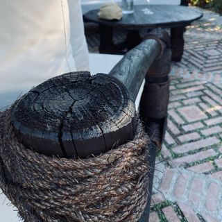 Sofá de jardin de madera y cuerda estilo colonial