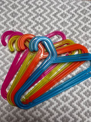 Perchas colores ikea