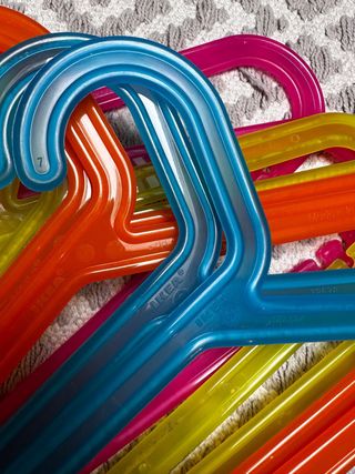 Perchas colores ikea