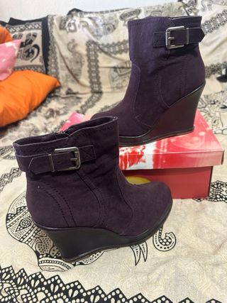 Bonito botin con cuña  de ante morado