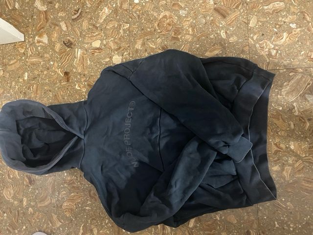 Sudadera nude project