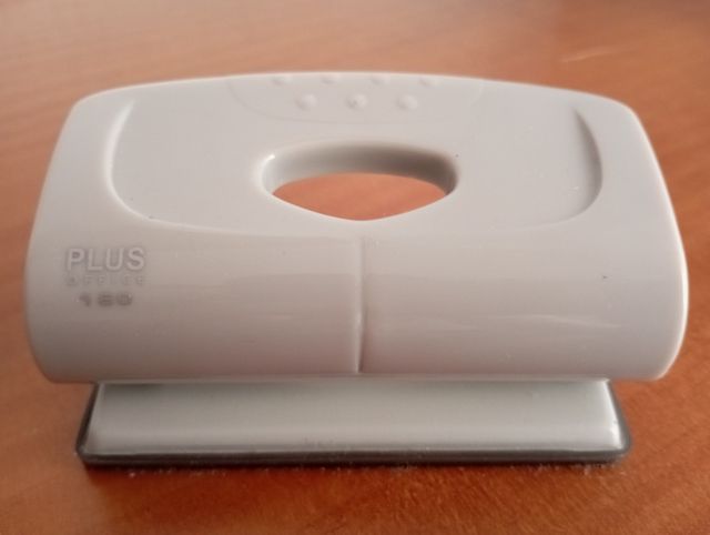 Perforadora de papel para anillar