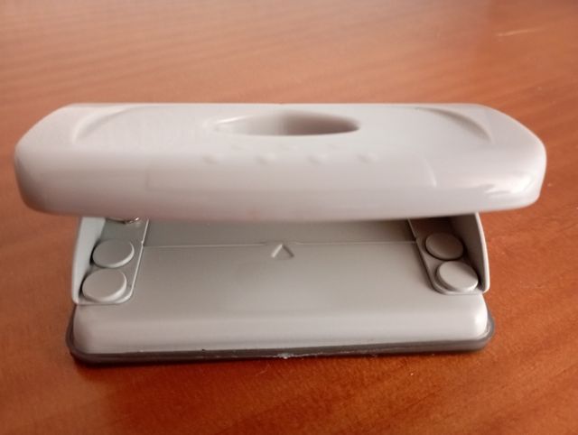 Perforadora de papel para anillar