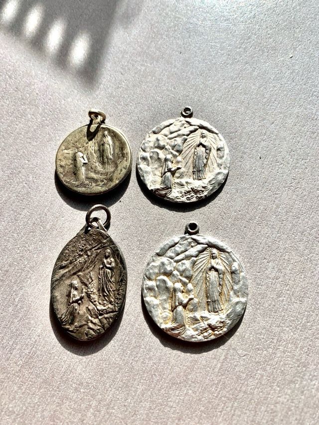 6 medallas y una aguja antigua