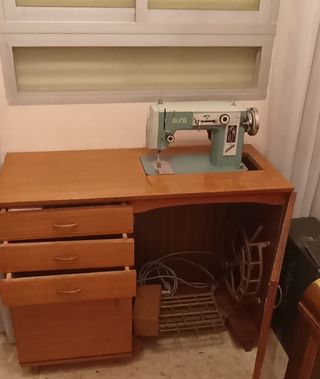Maquina de coser con mueble
