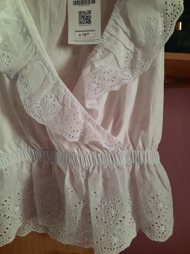 Top con volantes Stradivarius talla S= 6€