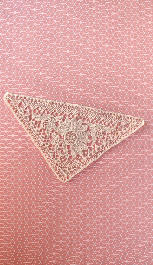 Encaje de bolillos antiguo hecho a mano