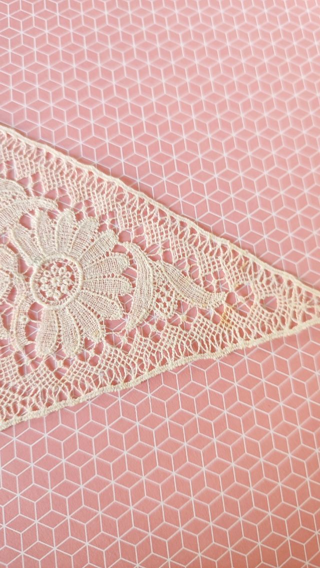 Encaje de bolillos antiguo hecho a mano