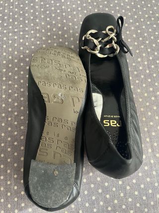 Zapatos en puel negro con detalles