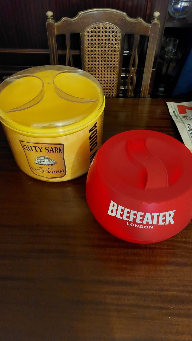 Cubiteras. Por la venta de las dos, regalo pizarra