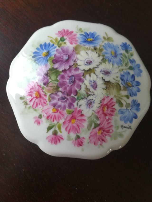 Ciotola con coperchio in Limoges, decorata a mano