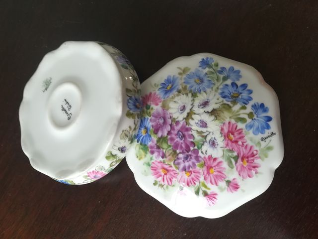 Ciotola con coperchio in Limoges, decorata a mano