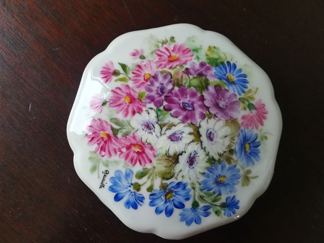 Ciotola con coperchio in Limoges, decorata a mano