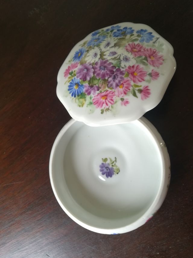 Ciotola con coperchio in Limoges, decorata a mano