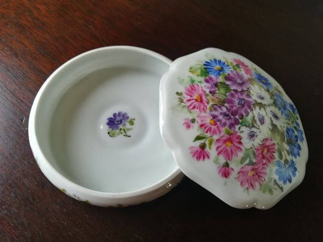 Ciotola con coperchio in Limoges, decorata a mano