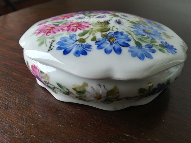 Ciotola con coperchio in Limoges, decorata a mano