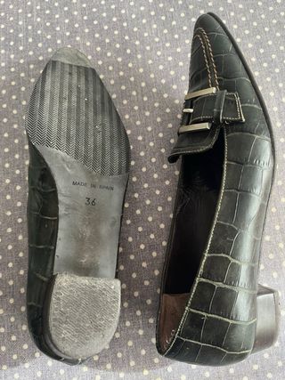 Zapatos piel con hebillas y pespuntes
