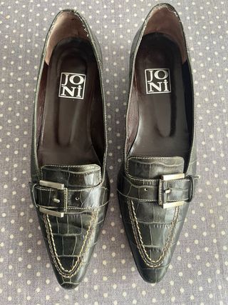 Zapatos piel con hebillas y pespuntes