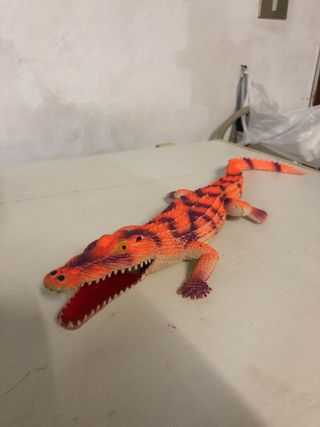 Coccodrillo in plastica giocattolo