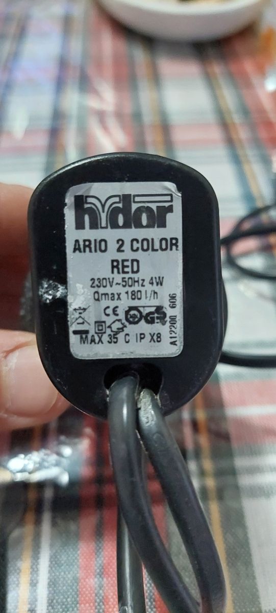 Ossiginatore acquario con luce rossa 