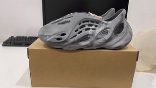 Yeezy FOAM RNR MX GRANITE TALLA 44.5