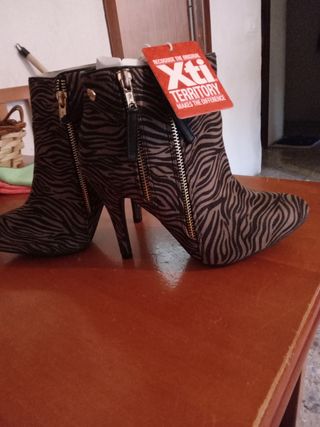 Botines de mujer de piel y leopardo