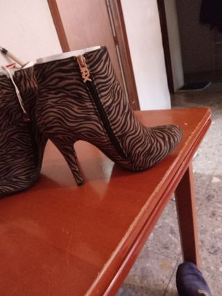 Botines de mujer de piel y leopardo