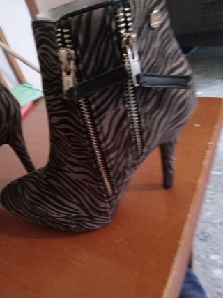 Botines de mujer de piel y leopardo