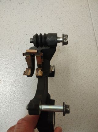 SOPORTE PINZA TRASERA SUZUKI GSX R 600 RUEDA LLANT