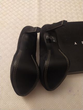 Scarpe nere con tacco alto e plateau