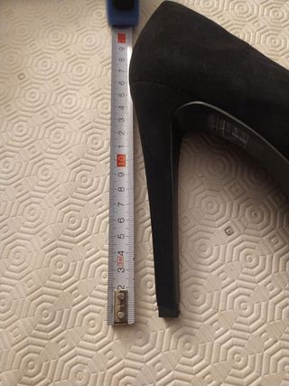 Scarpe nere con tacco alto e plateau