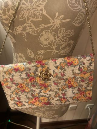 Cartera con cadena. Nueva
