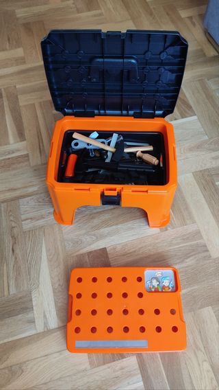 Caja con herramientas de juguete.