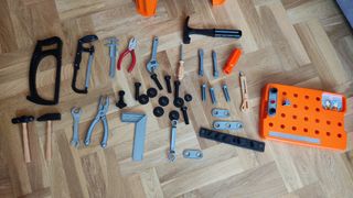 Caja con herramientas de juguete.