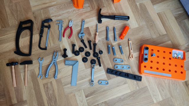 Caja con herramientas de juguete.