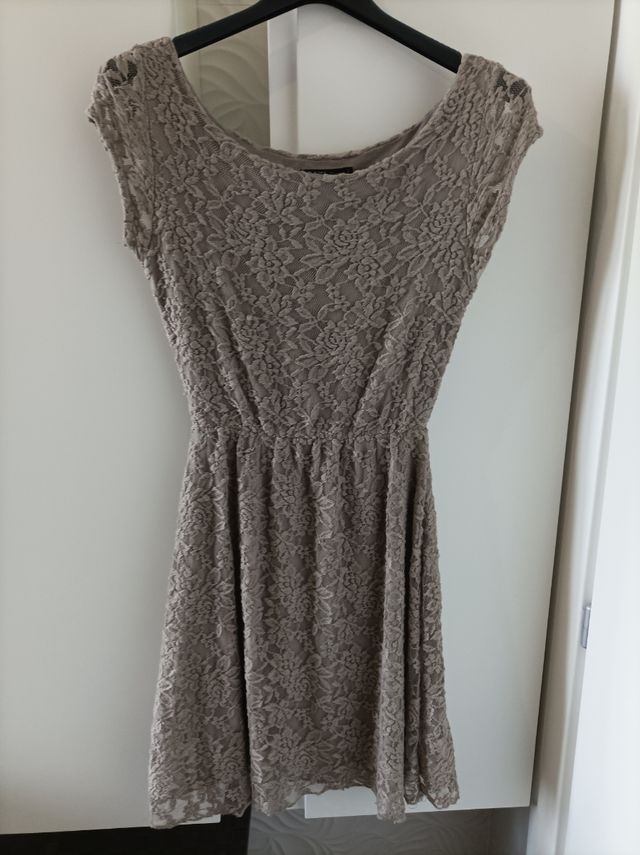 Vestito beige con ricamo tipo pizzo